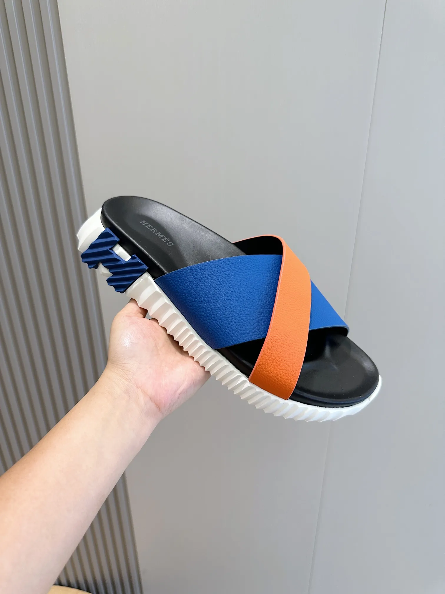 Factory price: 360💰Hermès [HERMÈS] Top Herme*H Home Hermès Men's Sandals and Slippers-Original Reproduction. Purchase the original version and make it one to one. The outsole is privately molded. The color of the outsole corresponding to each color is the same as the original version. Come to those who know the stuff 💪 The ultra-light soles are designed in contrasting colors, and they feel so comfortable on your feet! Calfskin, cowhide feet, private model outsole. Size: 39-44 (customized at 38.45)